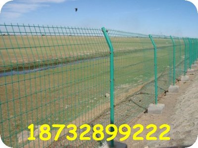 包头护栏网厂家 双边防护网 操场围栏网 勾花护栏网 隔离栅、